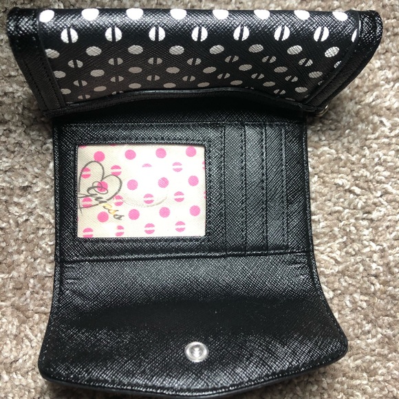 Small GUESS Pocket Trifold Wallet - Picture 3 of 9
